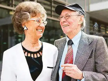 <p>Raucher Friedhelm Adolfs und seine neue Lebensgef&auml;hrtin Brigitta Gerard vor dem Gerichtsgeb&auml;ude  </p>