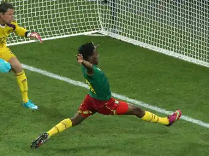 Deutschlands Torwart Roman Weidenfeller  kann den Ball zum 0:1 von Kameruns Eto&rsquo;o (nicht im Bild) nicht halten.