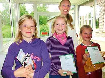 Lehrerin Johanna Hinrichs zeichnete die Sch&uuml;lerinnen (von links) Janina Freels, Meta Meiners und Mirja Gilster aus.