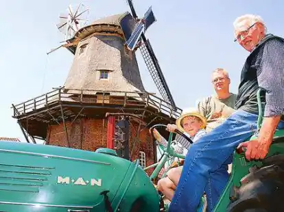 <p>Kleine Touren an der Schlachtm&uuml;hle in Jever: Marten Heinen fuhr Besucher mit seinem Fahrschulschlepper, der Erl&ouml;s soll dem Arbeitskreis Schlachtm&uuml;hle zugute kommen. </p>