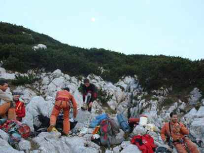 Helfer aus verschiedenen L&auml;ndern sind zusammengekommen, um den H&ouml;hlenforscher zu retten.