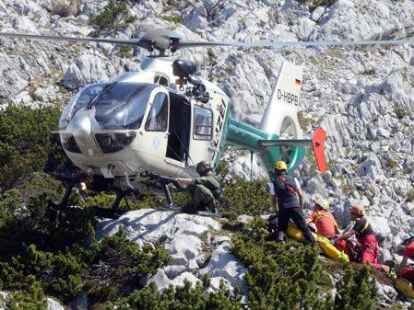 Einsatzkr&auml;fte werden von einem Hubschrauber abgeholt.