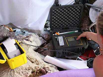 Retter arbeiten   mit dem H&ouml;hlenfunksystem 