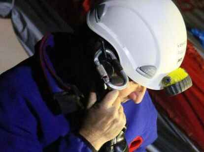 Retter kommunizieren  in rund 1800 Metern H&ouml;he am H&ouml;hleneingang.