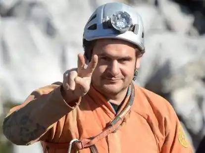 Ein italienischer H&ouml;hlenretter zeigt das 