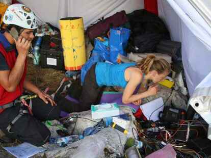 Retter in einem Zelt am Eingang der H&ouml;hle.