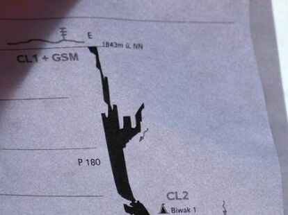 Eine Karte der Bergwacht zeigt einen Schnitt der der Riesending-Schachth&ouml;hle am Untersberg.