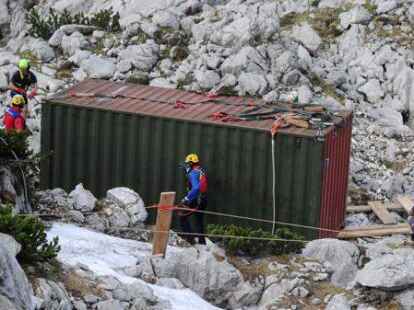 Ein Container soll den Einsatzkr&auml;ften Schutz f&uuml;r schlechtes Wetter bieten.