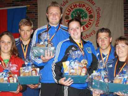 Spannend verlief das Abschlusswerfen der Championstour 2013/2014 mit der Holzkugel vor allem bei den M&auml;nnern. Gastgeber des Tourfinales der besten Stra&szlig;enbo&szlig;ler des Friesischen Klootschie&szlig;erverbandes war der Verein 