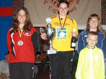 Spannend verlief das Abschlusswerfen der Championstour 2013/2014 mit der Holzkugel vor allem bei den M&auml;nnern. Gastgeber des Tourfinales der besten Stra&szlig;enbo&szlig;ler des Friesischen Klootschie&szlig;erverbandes war der Verein 
