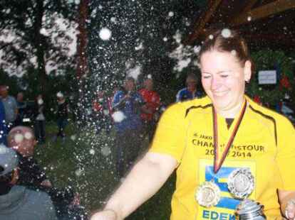 Spannend verlief das Abschlusswerfen der Championstour 2013/2014 mit der Holzkugel vor allem bei den M&auml;nnern. Gastgeber des Tourfinales der besten Stra&szlig;enbo&szlig;ler des Friesischen Klootschie&szlig;erverbandes war der Verein 