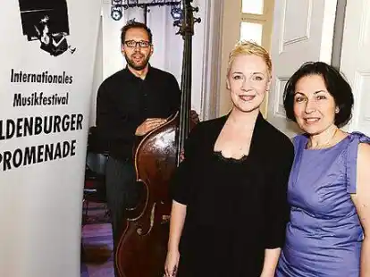 Im Prinzenpalais: Elena Nogaeva (re.) begr&uuml;&szlig;t  Hanns H&ouml;hn und Katharina Debus (Ensemble &bdquo;Frau Contra Bass&ldquo;).
