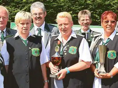 <p> Marianne Kr&uuml;ger (von links), Pr&auml;sident Folkert Eyhusen, Erika Heckmann, Achim Sommerfeld, Angela Schuster, Roland Siegmund, Lia M&uuml;nstermann,  Edgar Schuster.</p>