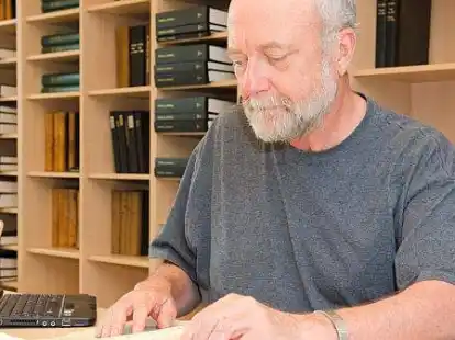 Professor James Jones aus  Pennsylvania, besuchte als Familienforscher das Offizialatsarchiv.