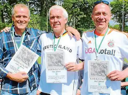Die Br&uuml;der Klaus, Heiko  und Uwe  Damke waren &uuml;ber 40 Jahre fest mit dem Fu&szlig;ball in Ekern verbunden.