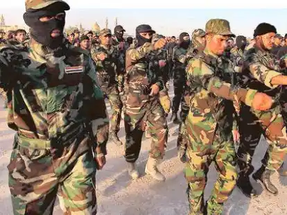 Irakische Freiwillige trainieren am Donnerstag in einem Lager in Nadschaf (S&uuml;dirak) das Marschieren.  Mehr als zwei Millionen Iraker haben sich bereit erkl&auml;rt, gegen  die Terrorgruppe Isis zu k&auml;mpfen.