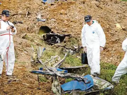 M&uuml;hselige Suche im Sauerland: Ermittler der Bundesstelle f&uuml;r Flugunfalluntersuchung (BFU) untersuchen die Absturzstelle des Learjets. Die Tr&uuml;mmer liegen weit verstreut.