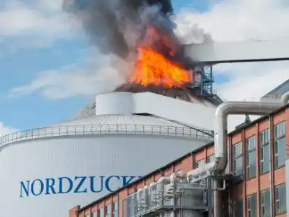 Flammen schlagen am Donnerstag in Uelzen   aus einem Silo auf dem Gel&auml;nde der Nordzucker AG.