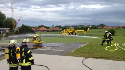 Rettungshubschrauber Christoph 26 in Brand Diese Meldung erhielten die Feuerwehrangeh&ouml;rigen der Ortswehr Sande am Abend des 24.06. &uuml;ber ihre Funkmeldeempf&auml;nger durch die Leitstelle Friesland/Wilhelmshaven. Wenige Minuten sp&auml;ter r&uuml;ckte der gesamte L&ouml;schzug Richtung Nordwest-Krankenhaus aus. Vor Ort musste der Einsatzleiter feststellen, dass es sich bei dem vom Kameraden Michael Sondermann ausgearbeiteten Szenario um eine &Uuml;bung handelte. Die Feuerwehr wurde u.a. mit der Bek&auml;mpfung eines in Brand geratenen Hubschraubers mit L&ouml;schpulver und Schwerschaum und mit der Suche nach einer vermissten Person konfrontiert. Alle Aufgaben konnten in kurzer Zeit erfolgreich gel&ouml;st werden. Die Feuerwehr Sande bedankt sich in diesem Zusammenhang f&uuml;r die Kooperation des Nordwest-Krankenhauses und f&uuml;r die Zusammenarbeit mit dem Team des ADAC-Rettungshubschraubers 
