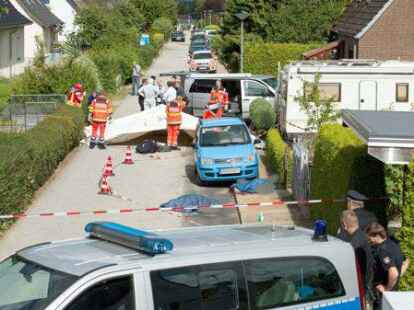 Einsatzkr&auml;fte der Polizei sichern einen Tatort in Gro&szlig; Steinrade bei L&uuml;beck (Schleswig-Holstein). In dem L&uuml;becker Stadtteil sind am Nachmittag zwei Menschen von Sch&uuml;ssen getroffen worden und kurz darauf an ihren Verletzungen gestorben.