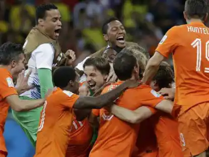 Die Niederl&auml;nder feiern ihren Elfmeterhelden: Tim Krul (Mitte) hielt zwei Sch&uuml;sse der Costa Ricaner. Van Gaal hatte ihn wenige Minuten vorher als &bdquo;Elfmeterkiller&ldquo; eingewechselt.