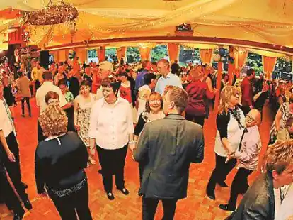 Immer voll: Die Tanzfl&auml;che beim Lebenshilfe-Jubil&auml;umsfest im Stenumer Hotel Backenk&ouml;hler