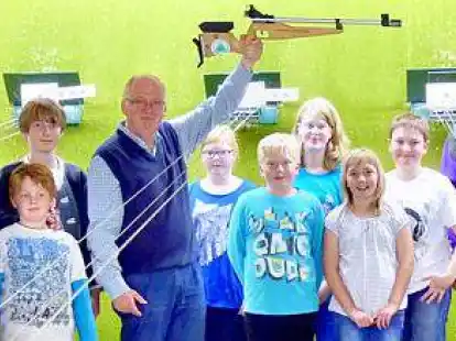 Die Erwin-Roeske-Stiftung (im Bild von links der Vorstand Claus Ribken,  Dr. Frank Martin und Helmut H&uuml;lsmann mit Jugendlichen und  Jugendsportleiterin Marion Witting unterst&uuml;tzte die Ohrweger Jungsch&uuml;tzen.