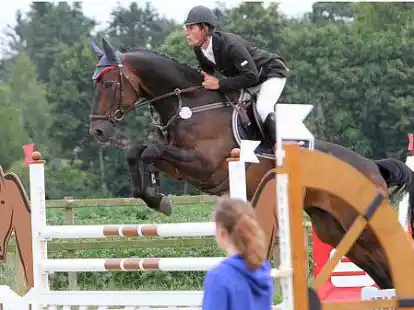 Die Hindernisse im Blick: Jan Hoffmann auf Kangano bei den Ahlhorner Reitertagen  im vergangenen Jahr. In diesem Jahr  haben die Veranstalter im Vorfeld 1200 Nennungen registriert.