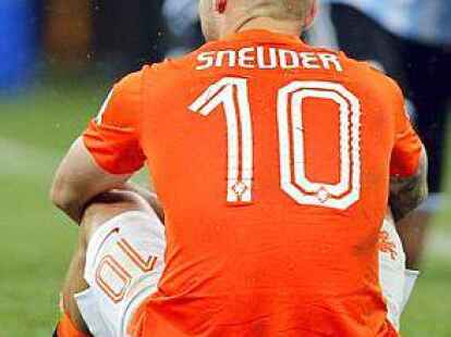 <p>Entt&auml;uscht und ratlos: Der Niederl&auml;nder Wesley Sneijder sitzt nach verlorenem Elfmeterschie&szlig;en gegen Argentinien auf dem Boden. </p>