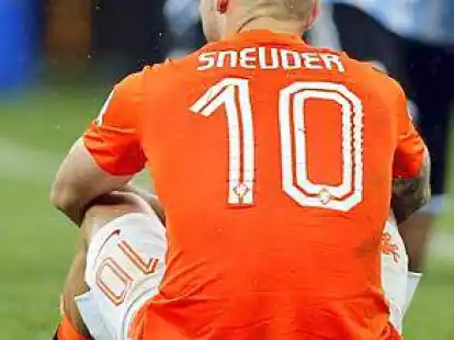 <p>Entt&auml;uscht und ratlos: Der Niederl&auml;nder Wesley Sneijder sitzt nach verlorenem Elfmeterschie&szlig;en gegen Argentinien auf dem Boden. </p>