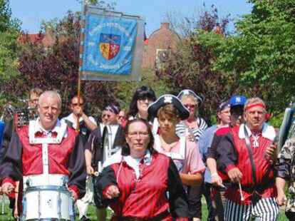 <p>Einzug der Musikkameradschaft Horumersiel als Piraten. Gemeinsam mit der Marinekameradschaft haben sie rund um das K&uuml;stenwachboot 19 ein buntes Programm auf die Beine gestellt.</p>