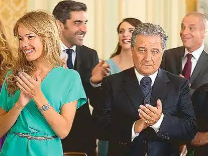 Womit habe ich das nur verdient? &ndash; Der verzweifelte Claude (gespielt von Christian Clavier, 3. von rechts) hofft, dass wenigstens seine j&uuml;ngste Tochter einen &bdquo;echten&ldquo; Franzosen heiratet.