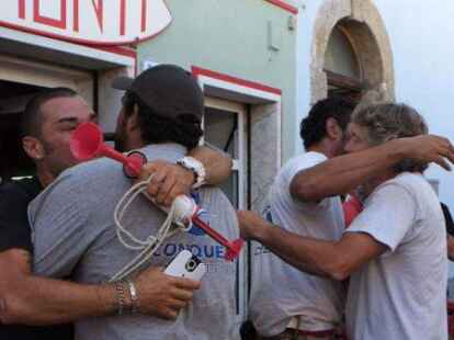 Mehr als zwei Jahre  waren n&ouml;tig, um das Schiffswrack zu bergen. Ein internationales Team bereitete den Abtransport vor.
