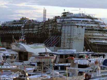 Wegen schlechten Wetters musste der Abtransport des Wracks immer wieder verschoben werden.