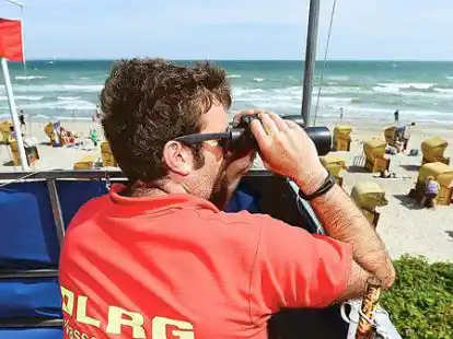<p>Alles im Blick? Die DLRG-Helfer beklagen, dass viele Schwimmer die Warnungen missachten.</p>