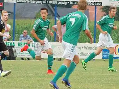 Henning gr. Macke (am Ball) trieb sein Team zum Turniersieg in Altenoythe. Im Finale gegen den  BV Garrel bereitete er das Tor des Tages vor, das der ehemalige Altenoyther Spieler Eugen Meister erzielte.