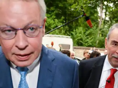 Bislang vertrat Anwalt Gerhard Strate (links) Gustl Mollath (rechts) vor dem Landgericht Regensburg.