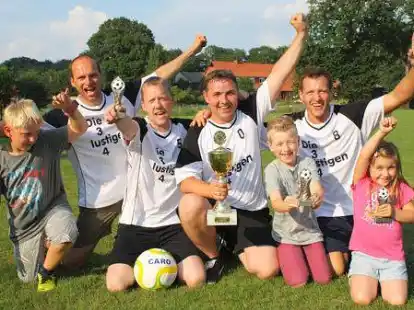 So jubeln Sieger: &bdquo;Die 3 lustigen 4&ldquo; um Kapit&auml;n Maik Scherschanski (Mitte) holte den Pokal.
