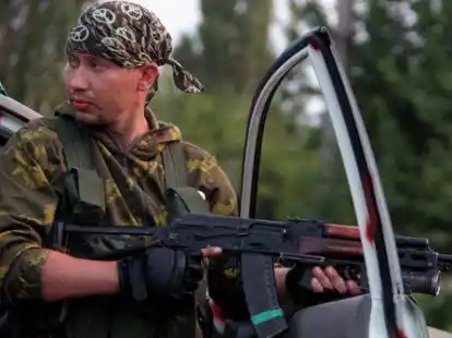 Ein bewaffneter Separatist h&auml;lt in Donezk Ausschau.