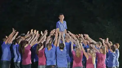 Der Tod und das M&auml;dchen: Mit dem Tanzprojekt feierten Sch&uuml;lerinnen und Sch&uuml;ler der Peter-Ustinov-Schule eine gelungene Premiere am Freitagabend. Die illuminierte Klosterruine in Hude bot daf&uuml;r die ideale Kulisse.