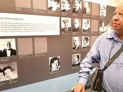 <p>Vergangenheit: Chaim Liss betrachtet am Mittwoch  in der neuen Gedenkst&auml;tte  in Hannover eine Tafel mit Fotos von Juden, die von Ahlem deportiert wurden. Liss war als 13-J&auml;hriger auf dem Gel&auml;nde der Gartenbauschule interniert. </p>
