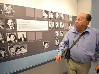 Chaim Liss betrachtet am Mittwoch (23.07.14) in der neuen Gedenkstaette Ahlem in Hannover eine Tafel mit Fotos von Juden, die von Ahlem deportiert wurden. Liss war als 13-Jaehriger von Ende 1944 bis zum 4. April 1945 auf dem Gelaende der ehemaligen Israelitischen Gartenbauschule interniert. Die Schule wurde 1941 zur Sammelstelle f&uuml;r Juden, die in die Konzentrationslager in Osteuropa deportiert wurden. Die neue Gedenkstaette Ahlem soll am Freitag (25.07.14) eroeffnet werden. (Siehe epd-Bericht vom 23.07.14)