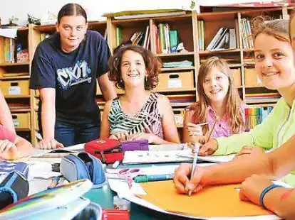 Gruppenarbeit: Paula (Mitte) in der Klasse 5d mit F&ouml;rderlehrer Matthias Geldmacher und Inklusionshelferin Frauke Baumann