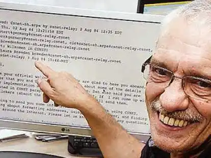 Internet-Pionier Michael Rotert zeigt die erste nach Deutschland geschickte E-Mail vom 3. August 1984.