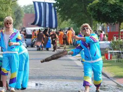 Wasser! Bei hochsommerlichen Temperaturen war den Mannschaften jede Abk&uuml;hlung willkommen.