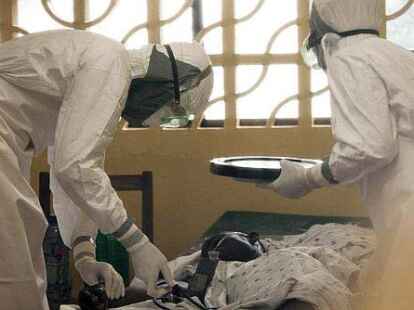 <p>Kaum Chancen f&uuml;r Infizierte: &Auml;rzte k&uuml;mmern sich um einen Ebola-Patienten. Auch der deutsche Mediziner Maximilian Gertler (kleines Bild) k&auml;mpft in Westafrika gegen die hochansteckende Krankheit.</p>