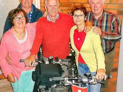 Herzliche Begr&uuml;&szlig;ung (von  links):  Helga Weerts, Ewald Weerts, Max Isler, Elisabeth Isler und  Helmut Fokkena