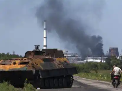 Ein zerst&ouml;rter Panzer steht bei Lisichansk in der Region Luhansk.