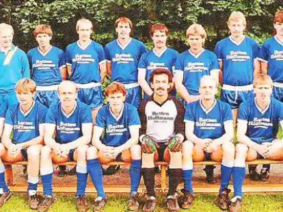 Die Fu&szlig;baller des SV Altenoythe in der Saison 1989/1990 (hinten, von links): Gerold von Horn, Werner Lammers, Bernd Wieborg, Thomas Fr&uuml;ndt, Josef Behne, Ewald Tholen, Josef Wieborg, Georg Haskamp, Ludger Tholen und Theo Wieborg; (vorne, von links): Peter Speckmann, Willi L&uuml;bbers, Klaus Lammers Michael Wieborg, Felix Frerichs, Andreas Fr&uuml;ndt, Hubert Flatken und Andreas Wieborg.