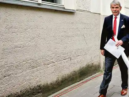 <p>Freigesprochen, aber nicht zufrieden: Gustl Mollath verl&auml;sst das Landgericht in Regensburg </p>